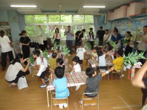 笹飾りをもっている５歳児