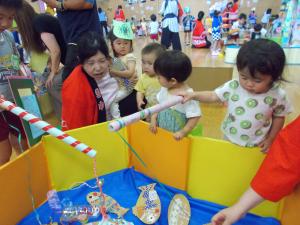 1歳児が釣りをしています