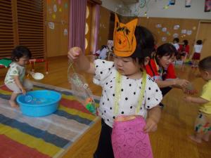 1歳児が生き物すくいをしました