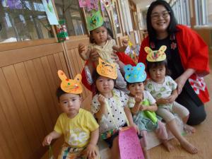 1歳児がみんなで写真を撮っています