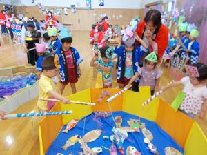 2歳児が魚つりをしています。