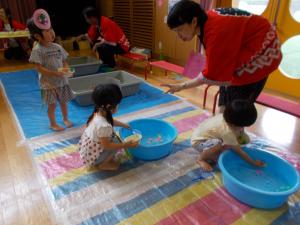 2歳児がいきものすくいをしています。