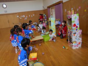 5歳児玉入れ楽しんでいます