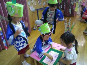 魚釣り屋さんでスタンプを押してもらっています