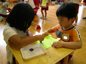 3歳児　お面をつくっています