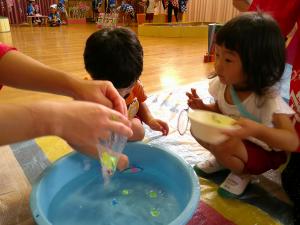 3歳児　生き物すくいをしています