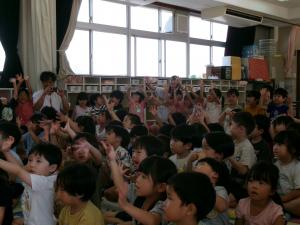 演奏を聞く