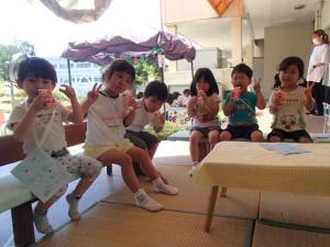 りんごジュースで休憩する子ども