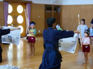 新聞を切っています