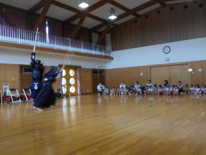 みんなで真剣に試合の様子を見ています