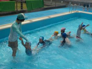 5歳児　つながって泳ぐのを楽しんでいます。