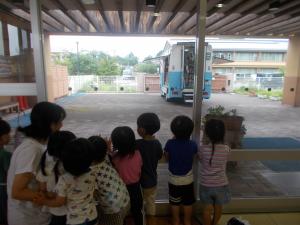 2歳児がバスを見ています