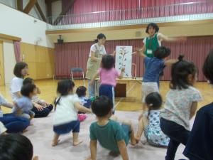 ピョーンの絵本を見ています