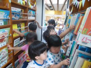 2歳児が絵本を選んでいます