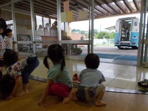 1歳児がバスを見ています
