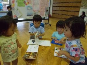 1歳児がえほんを見ています