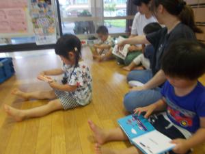 2歳児が絵本を見ています