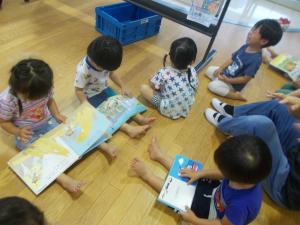 絵本を読んでいる2歳児