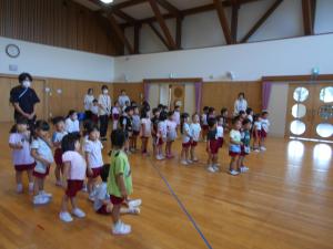 リズム室に集まって園長先生のお話を聞いています