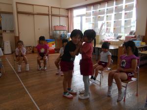 5歳児なんでもバスケットをしています