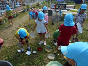 5歳児が園庭のおもちゃを洗います