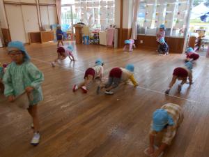 5歳児床拭きも上手にしています