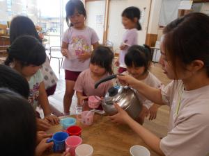 5歳児がカルピスを入れてもらっています