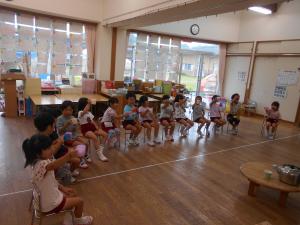 5歳児がみんなでカルピスをいただいています