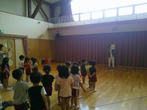 園長先生の話を聞いています