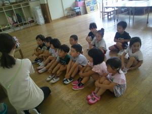 4歳児夏休みの話を聞いています