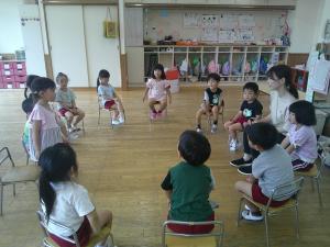 ４歳児みんなで円になって話をしています