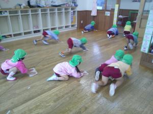 ４歳児雑巾がけをしています