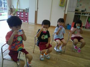 掃除後にカルピスを飲んでいます