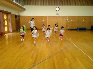 ３歳児新聞紙遊びをしています