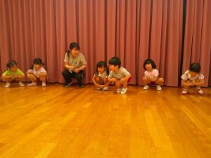 ３歳児リズム室で体を動かして遊んでいます