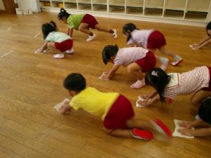 ３歳児床を雑巾がけしています
