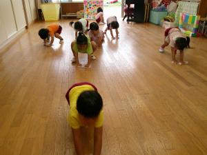 ３歳児雑巾がけをしています