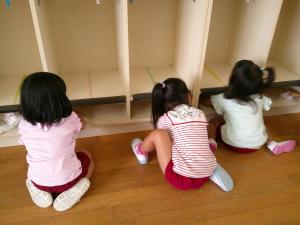３歳児ロッカーの下をきれいに拭いています