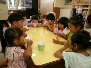 ３歳児カルピスを飲んでいます