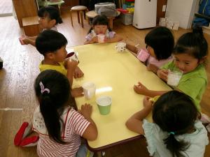 ３歳児がカルピスを飲んでいます