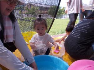 水を容器に入れようとしています