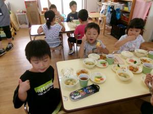 園で採れた夏野菜を給食でいただきます