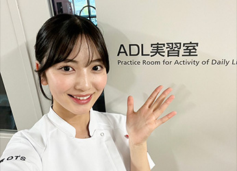 実習着を着た藤原さんの写真