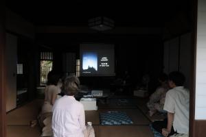講師の先生のお話を居室で聞いている様子