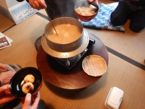 お雑煮をよそう様子
