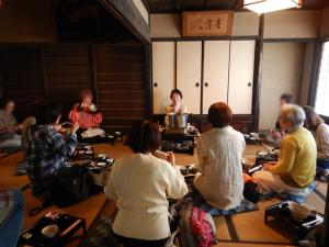 参加者の皆さんが茶がゆを味わっている様子