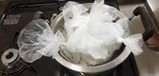 袋飯を鍋で加熱している