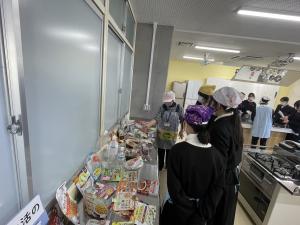 展示された災害用食品を手に取っている