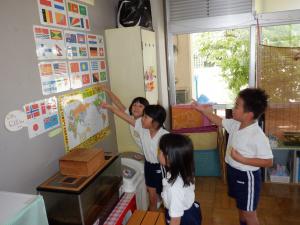 佐保幼　国旗を見る