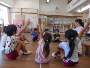 5歳児夏の思い出みんな元気いっぱい手をあげています